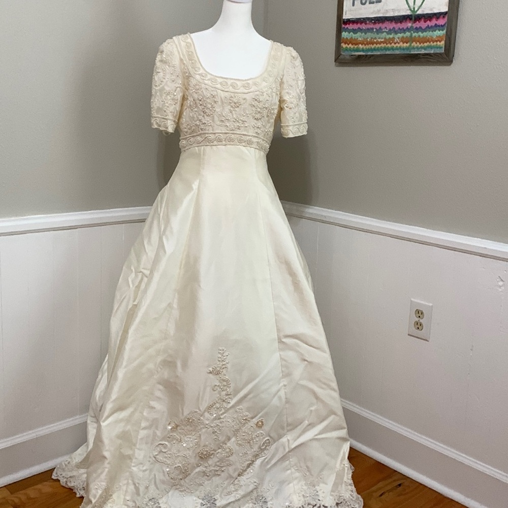 Alfred Angelo Wedding Dress. Size 10. P2P 18”.